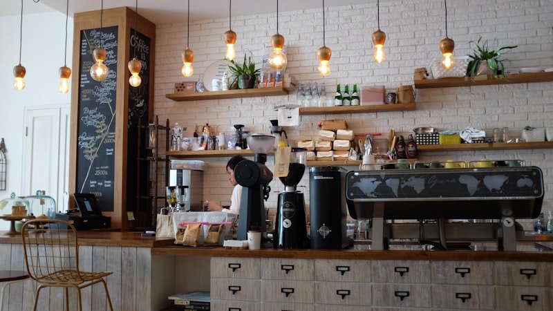 Trabajar desde cafeterías: Etiqueta y consejos de postura